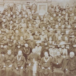 Salzburger Pilgergruppe mit Weihbischof Johannes Katschthaler, 1900 © Archiv der Erzabtei St. Peter