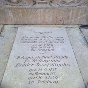Grabplatte von Marianne Freifrau von Berchtold zu Sonnenburg ("Nannerl") und JOhann Michael Haydn © Erzabtei