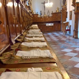 Vorbereitungen für das Pontifikalamt © Erzabtei