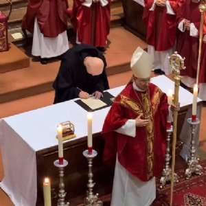 Unterzeichnen der Urkunde © Erzabtei