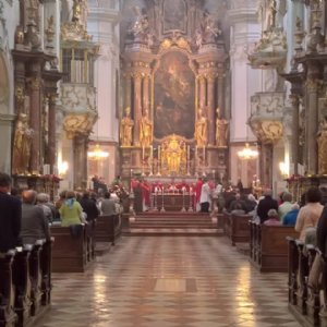 Volle Kirche © Erzabtei