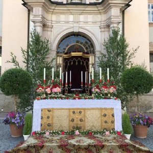 Liebevoll gestalteter Altar in St. Peter © Erzabtei