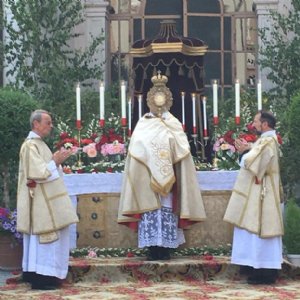 Segen mit dem Allerheiligstem © Erzabtei