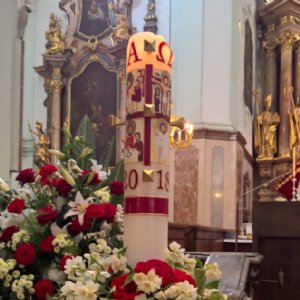 Die bereits weit heruntergebrannte Osterkerze © Erzabtei