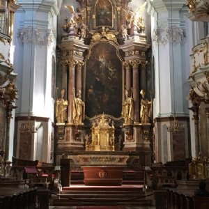 Karfreitag: Düstere Stimmung in der Stiftskirche © Erzabtei