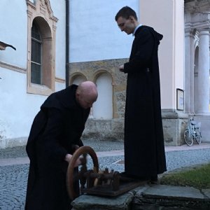 Karfreitag: Rufen zum Gebet mit der historischen Karfreitagsratsche © Erzabtei