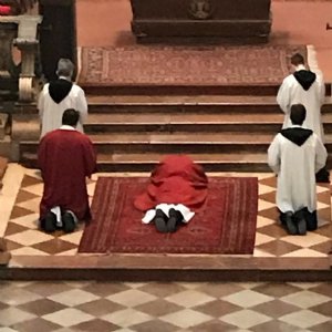 Karfreitag: Beginn der Liturgie mit der Prostratio © Erzabtei