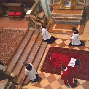 Karfreitag: Beginn der Karfreitagsliturgie mit der Prostratio © Erzabtei