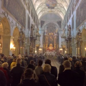 volle Kirche beim Pontifikalamt zu Ostern © Erzabtei