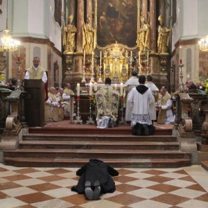 Bei der Anrufung der Heiligen © Erzabtei