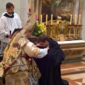 Anziehen der Kukulle © Erzabtei