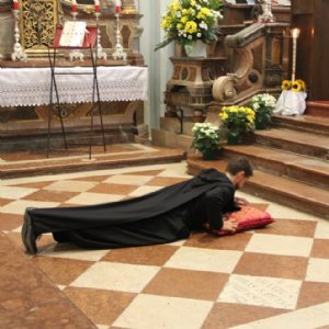 fr. Johannes legt sich auf den Boden zur Allerheiligenlitanei © Erzabtei