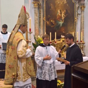 fr. Johannes liest die Professurkunde vor © Erzabtei