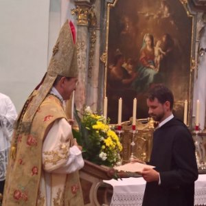 fr. Johannes zeigt Erzabt Korbinian die unterschriebene Professurkunde © Erzabtei