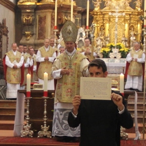 fr. Johannes zeigt die unterschriebene Professurkunde allen Gottesdienstbesuchern © Erzabtei