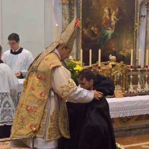 Anziehen der Kukulle © Erzabtei