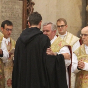 Friedensgruß mit den Mitbrüdern © Erzabtei