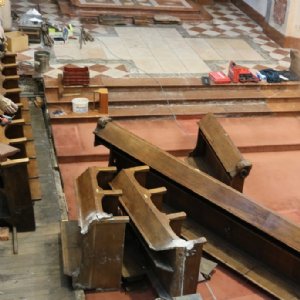 Das alte Chorgestühl wird ausgebaut © Erzabtei