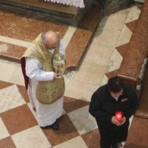 Übertragung des Allerheiligsten in die Marienkapelle, da am nächsten Tag die Renovierung der Stiftskirche beginnt. © Erzabei