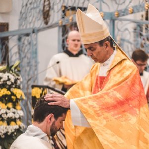 Handauflegung © Michael Rieß