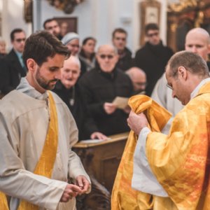 Anziehen des Gewandes © Michael Rieß