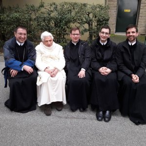 Februar: Fahrt auf den Spuren des Hl. Benedikt - Besuch bei Papst em. Benedikt XVI. © Erzabtei