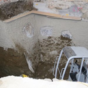 23.02.2019 - Dafür ist jetzt gegenüber vor dem Vitalisaltar aufgegraben worden und die Altäre sind unterfangen worden © Erzabtei