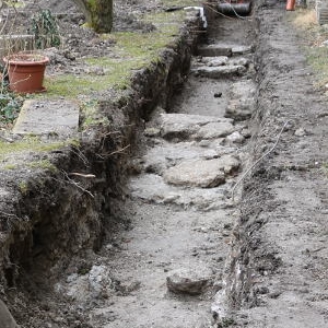 10.03.2019 - Die Baustelle zeigt sich jetzt auch draußen. Es müssen im Klostergarten Leitungen verlegt werden. © Erzabtei