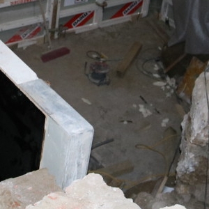 10.03.2019 - Vorne auf der rechten Seite (vor Vitalisaltar) wird der Abgang zur Äbtegruft gemacht und der Rest wieder zugefüllt.