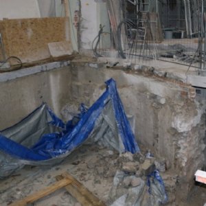 06.04.2019 - So sieht der Altarraum momentan aus. Die Decke über der Krypta fehlt. © Erzabtei