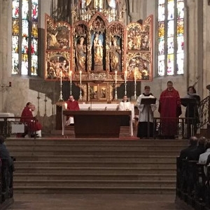 Während der Passion mit vollbesetzter Kirche © Erzabtei