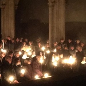 Das Osterlicht wurde an die versammelte Gemeinde weitergegeben. © Erzabtei