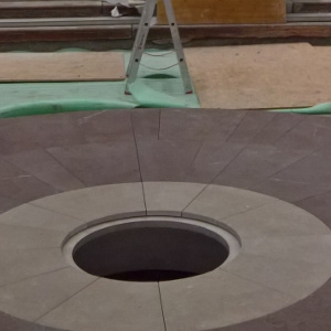 04.05.2019 - Der Boden in der Mitte des Altarraums wird bereits gelegt. © Erzabtei