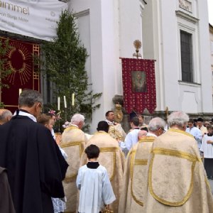 2. Altar: bei der Kollegienkirche/Universität © Erzabtei