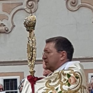 Bei der Prozession trägt Erzabt Korbinian vom 2. zum 3. Altar das Allerheiligste © Erzabtei