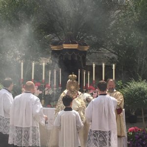 3. Altar: Erzbischof übernimmt wieder das Allerheiligste © Erzabtei