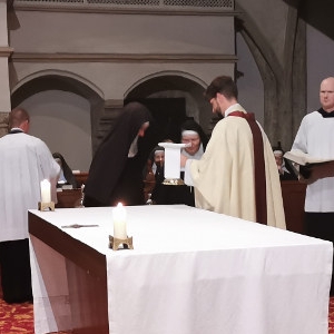 Die Schwestern bringen die Gaben © Erzabtei