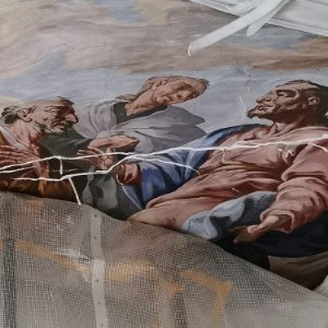 19.07.2019 - Die Wand wurde gesichert und die Risse beim Fresko über dem Hochaltar ausgebessert © Erzabtei