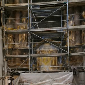 21.08.2019 - Der Altarraum wird langsam fertig, das Gerüst vor dem Hochaltar abgebaut und alles ausgepackt. © Erzabtei