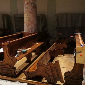 24.08.2019 - Ein Teil der Kirchenbänke zieht wieder ein. © Erzabtei