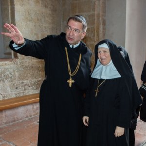 Erzabt Korbinian begrüßt die Besucher persönlich. (Hier die Schwestern vom Stift Nonnberg) © Chris Hofer