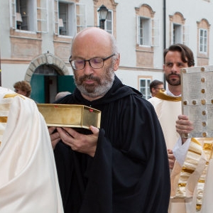 P. Prior Petrus trägt die Reliquien für den neuen Altar © Chris Hofer