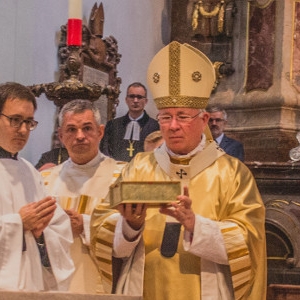 Die Reliquien werden in den Altar gelegt. © Michael Rieß