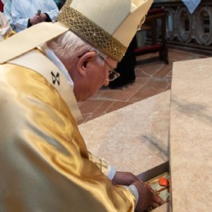 Die Reliquien werden in den Altar gelegt. © Chris Hofer