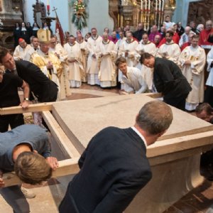 Der Altar wird verschlossen. © Chris Hofer
