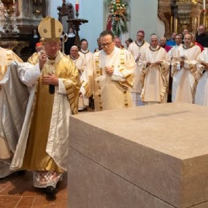Der Altar wird mit Weihwasser besprängt. © Chris Hofer