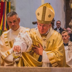 Salbung mit Chrisam © Michael Rieß