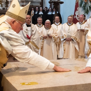 Der Altar wird gesalbt © Chris Hofer
