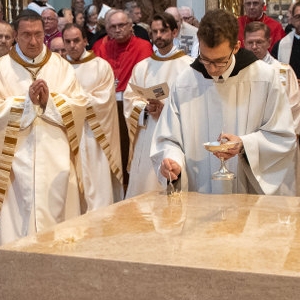 Weihrauch wird aufgelegt. © Chris Hofer