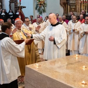 Weihegebet über den Altar. © Chris Hofer